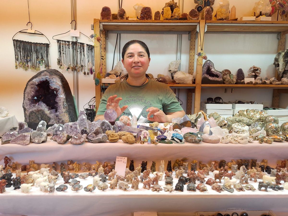 Nancy Duarte, en su puesto de piedras minerales.