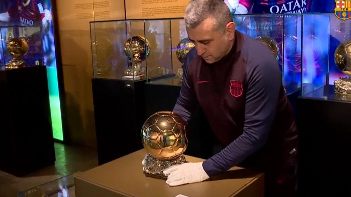 El sexto Balón de Oro de Leo Messi ya se expone en el Museo del Barça.