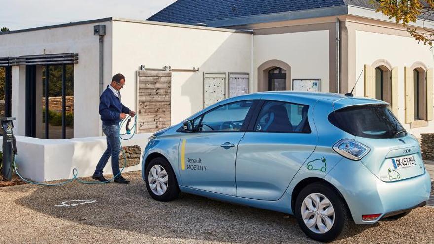 Vehículo eléctrico recargando (Renault ZOE).