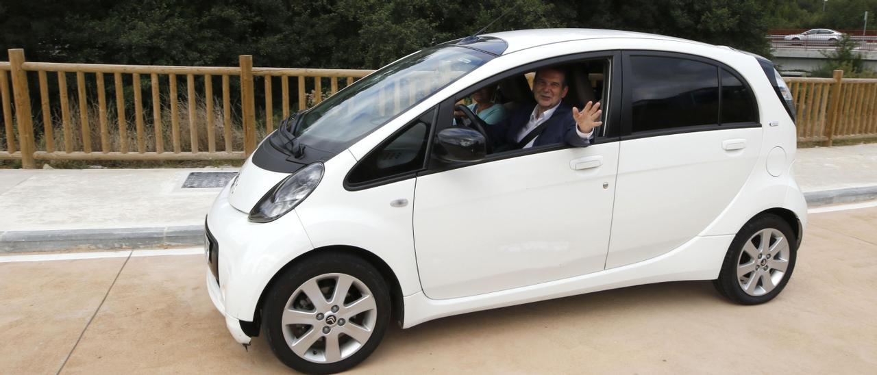 El alcalde, el volante de un coche eléctrico