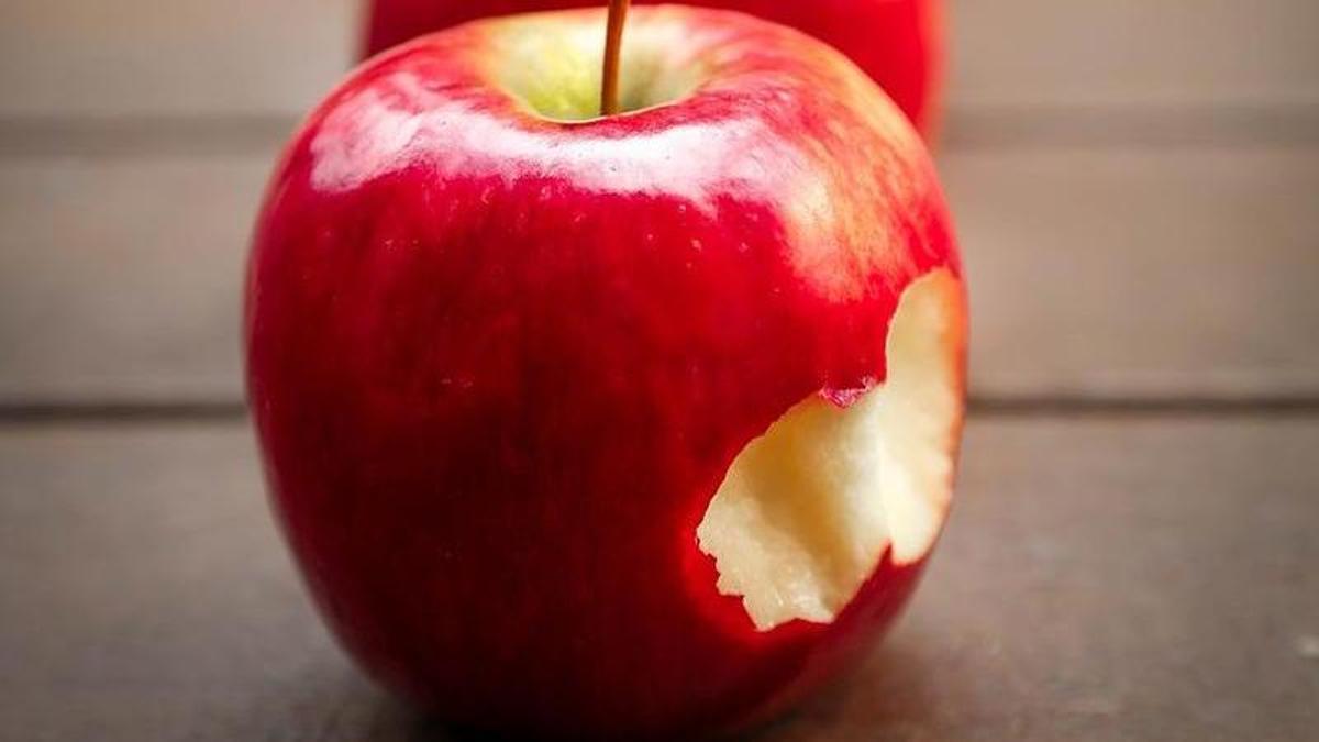 Los beneficios de tomar una manzana diaria.