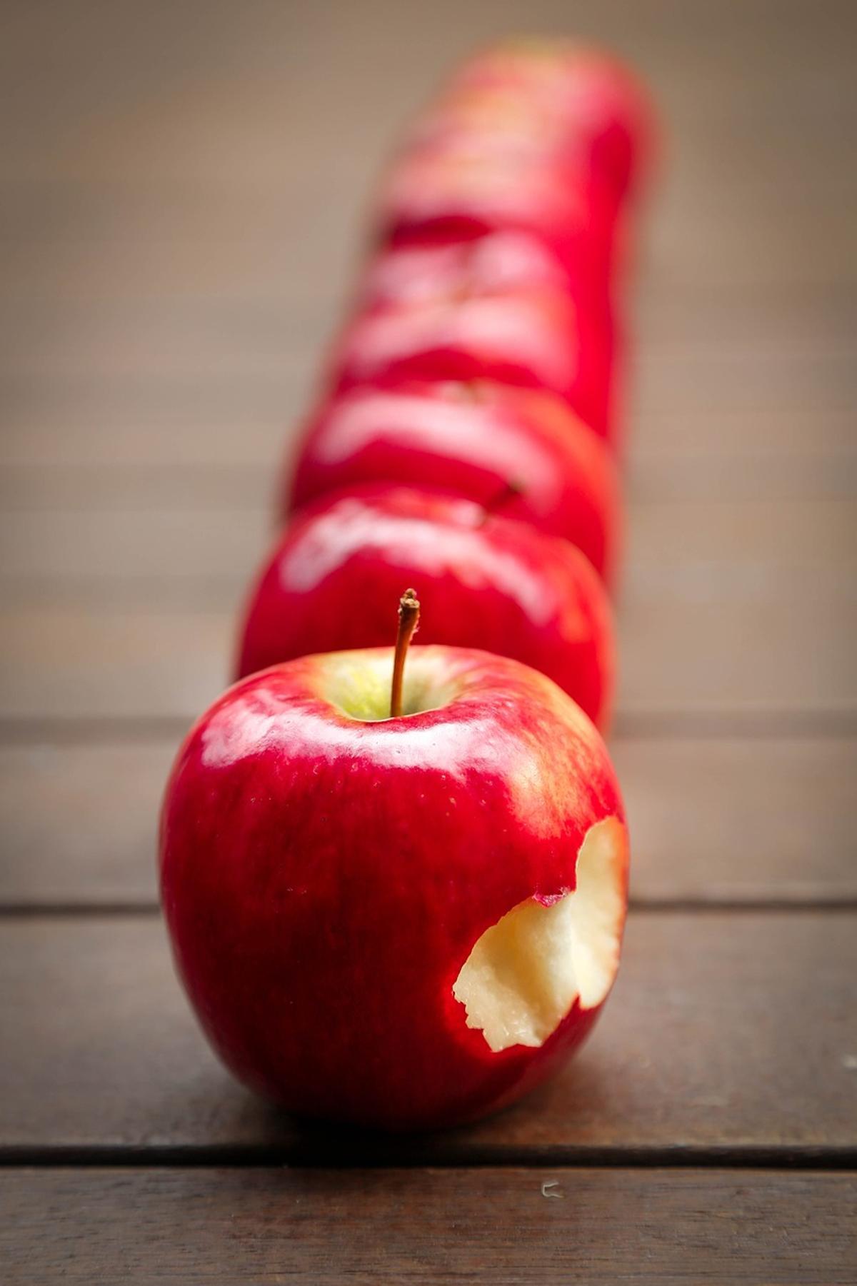 Los beneficios de tomar una manzana diaria.