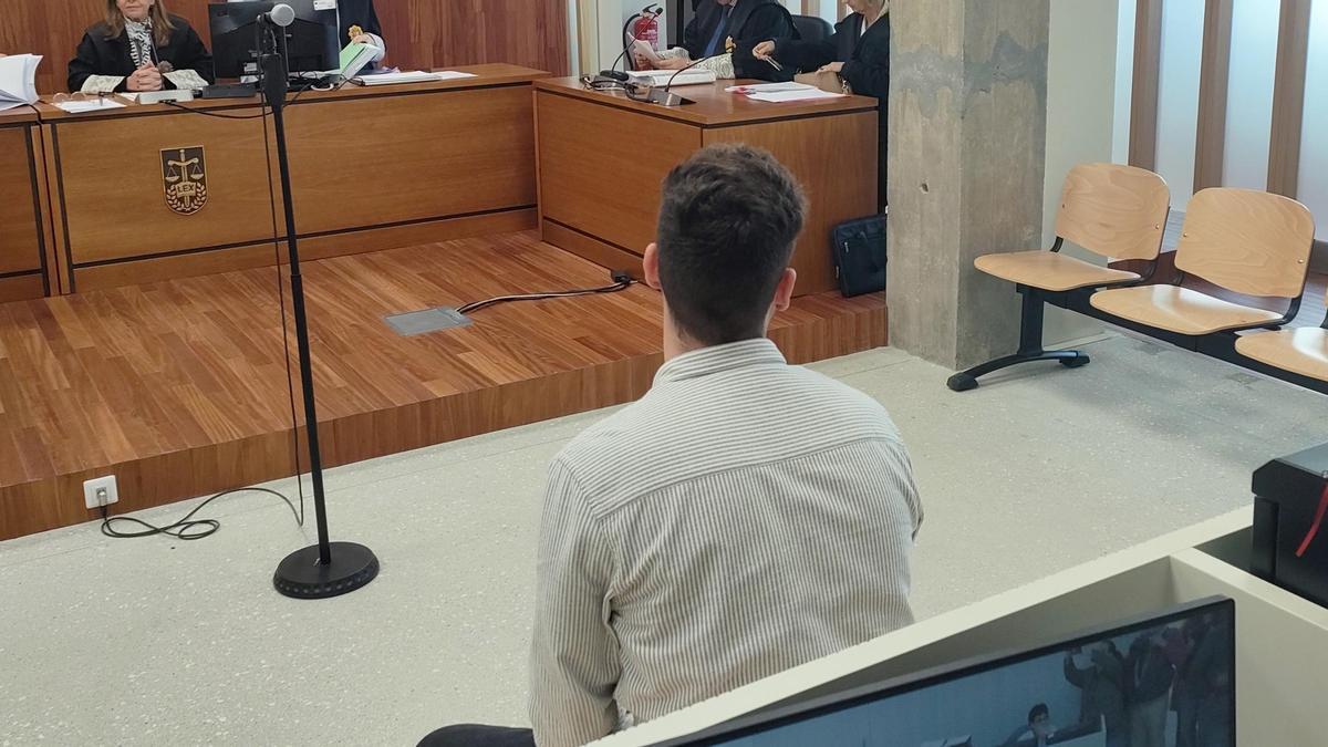 A. V. E., el vigués acusado de agredir sexualmente de una joven, en el banquillo de la sección quinta de la Audiencia Provincial de Pontevedra.