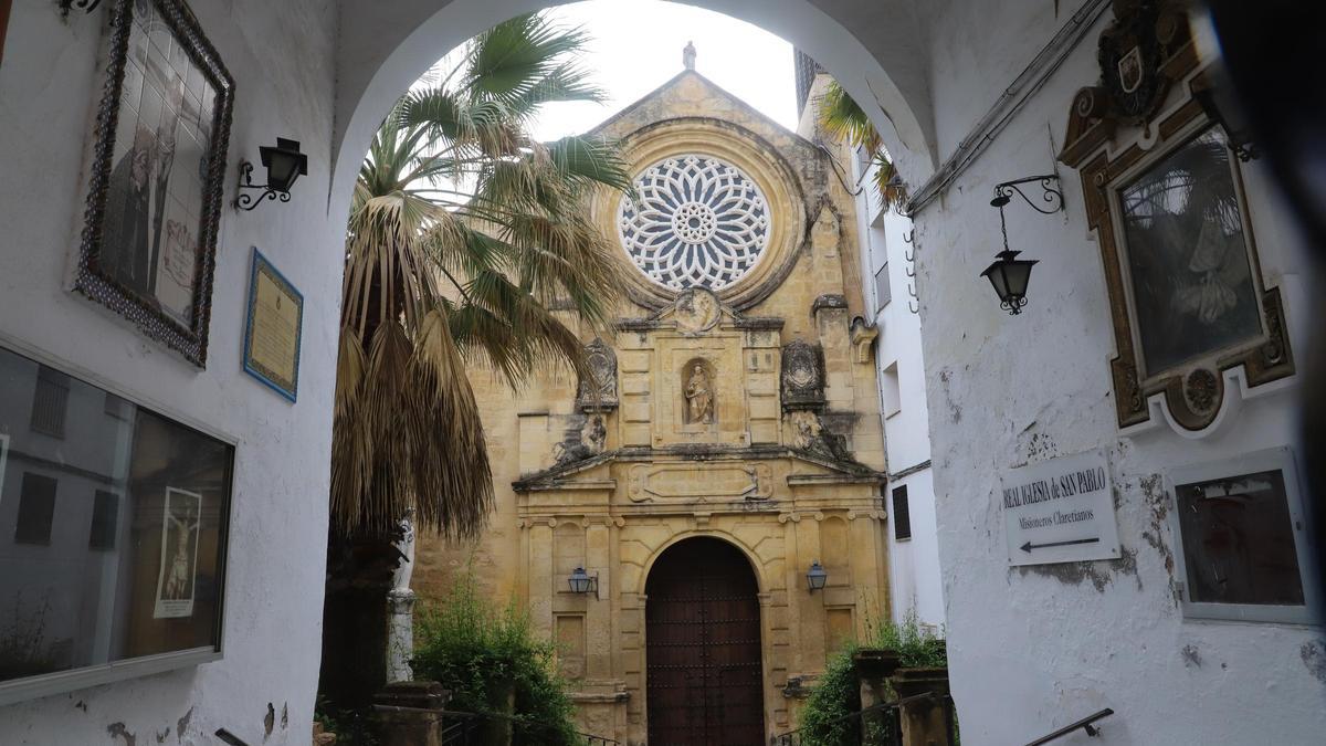 Pasillo de acceso a la iglesia de San Pablo de Córdoba desde calle Capitulares.