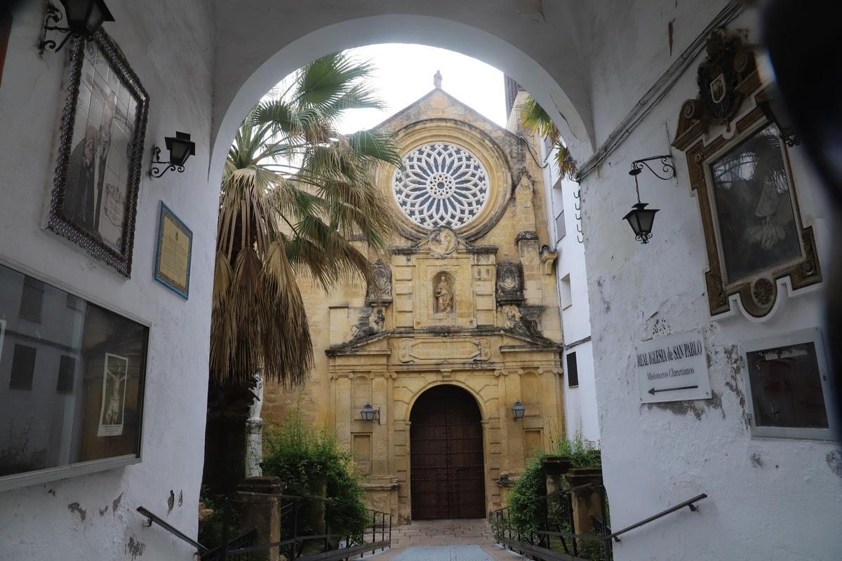 Pasillo de acceso a la iglesia de San Pablo de Córdoba desde calle Capitulares.
