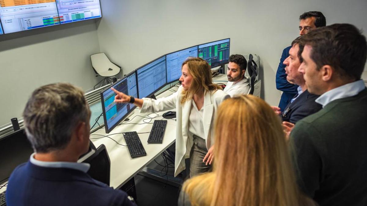 Rosa Dávila, presidenta del Cabildo de Tenerife, en la torre de control del ITER