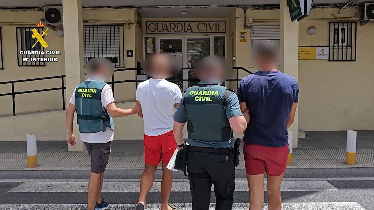 La Guardia Civil con los dos detenidos por la oleada de robos.
