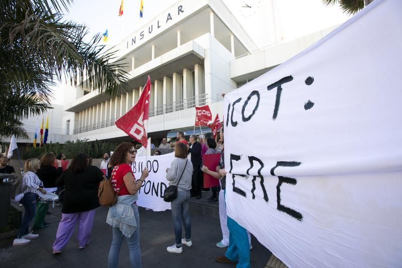 27.12.18. Las Palmas de Gran Canaria. Trabajadores del centro sociosanitario El Pino protestan al Cabildo. Foto Quique Curbelo  | 27/12/2018 | Fotógrafo: Quique Curbelo