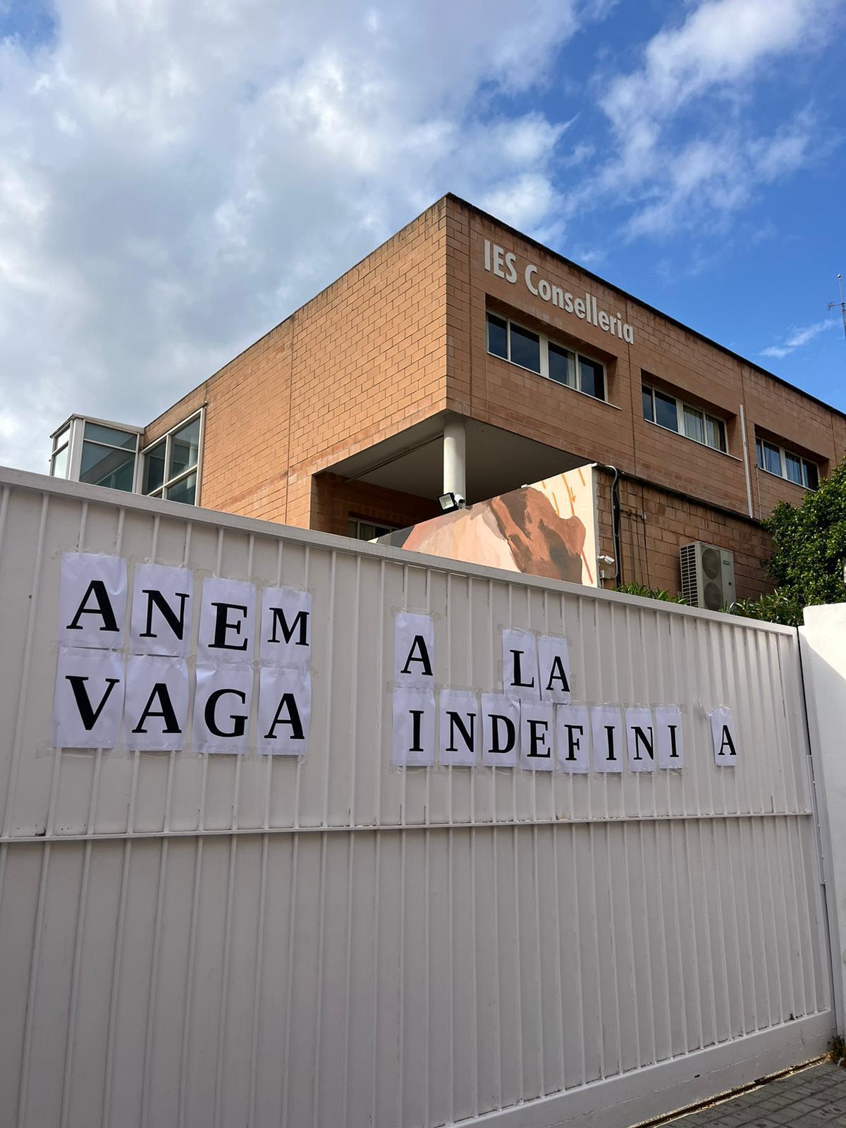La puerta del centro con carteles de la huelga