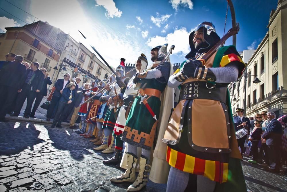 Los representantes de las 28 filaes recorren el centro de la ciudad para anunciar la llegada de los Moros y Cristianos ante miles de personas