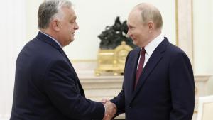 Viktor Orbán saluda a Vladímir Putin a su llegada al Kremlin, este viernes.
