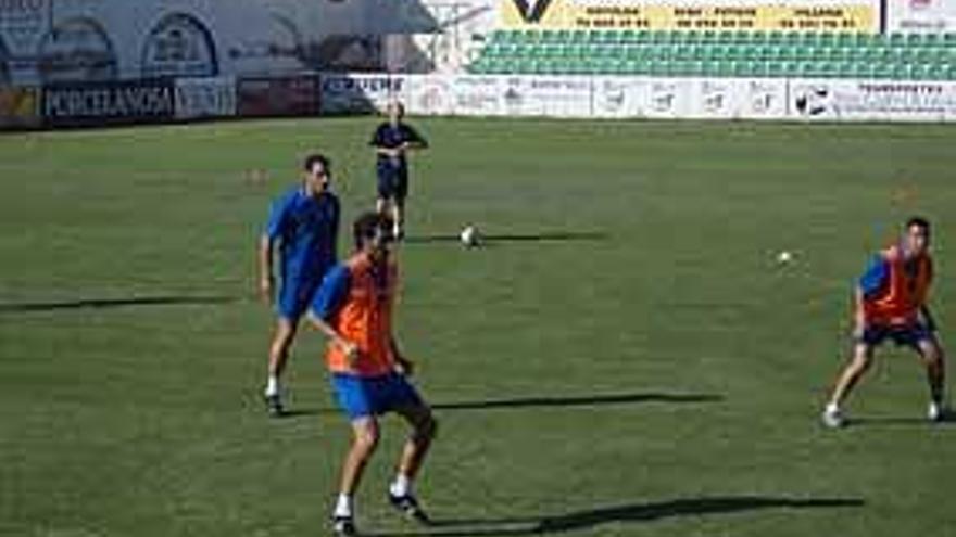 El técnico Fran Castelló ya manda en el campo de La Magdalena