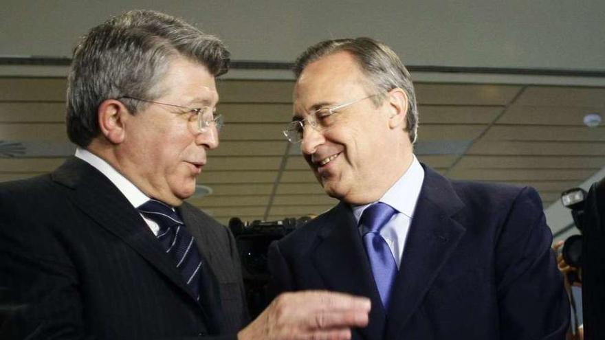 Enrique Cerezo, presidente del Atlético, junto a su homólogo del Madrid, Florentino Pérez.