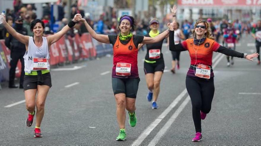 Tres atletas, a la llegada a la meta en la última edición de la Mitja Marató de Santa Pola.