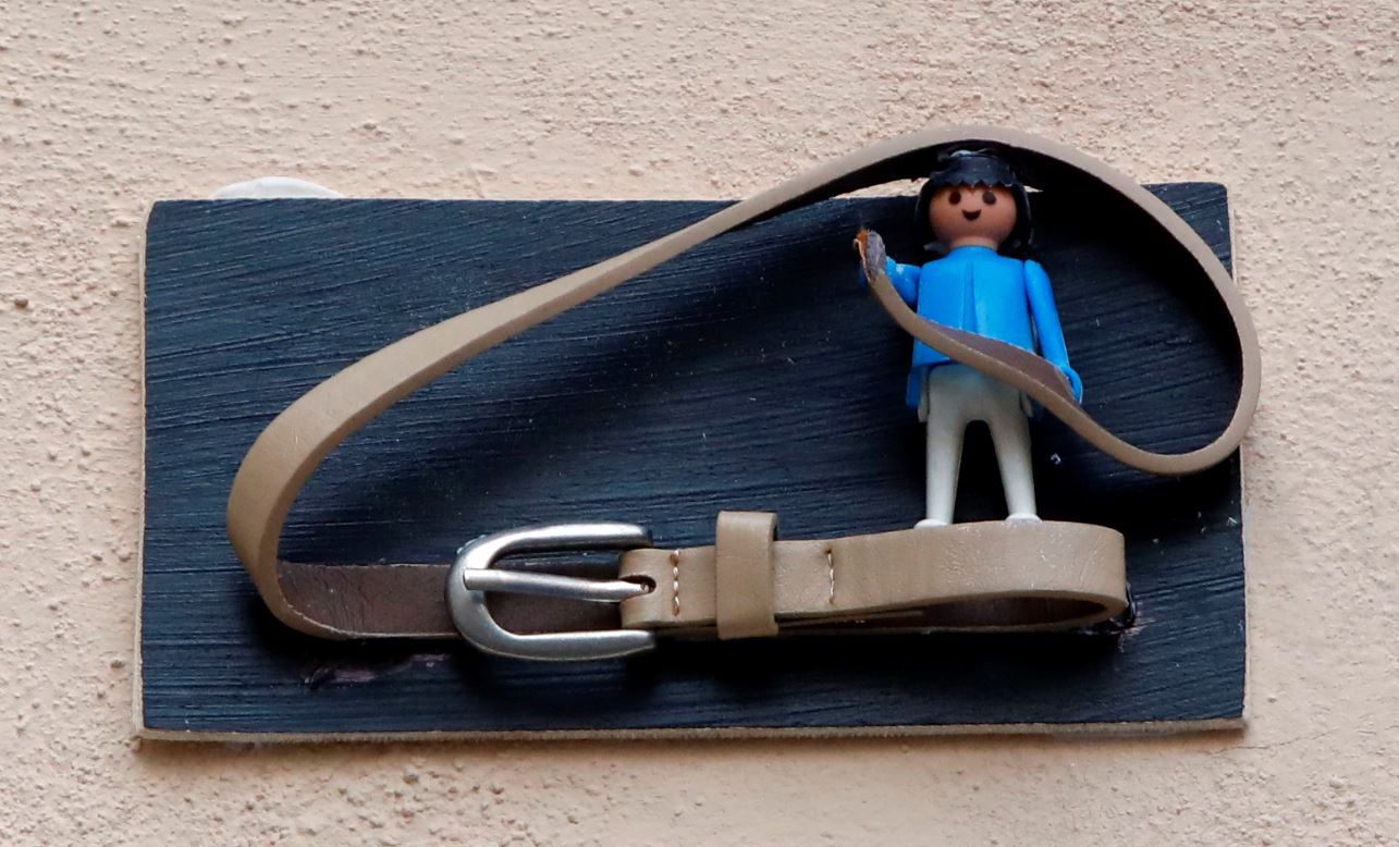 Figuras de Playmobil adornan las placas de calles en el centro de València