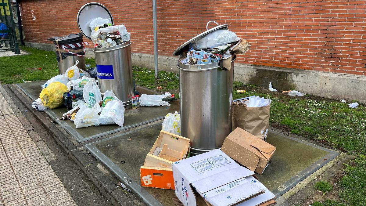 Basura acumulada en contenedores en la calle Joaquina Bobela de Oviedo