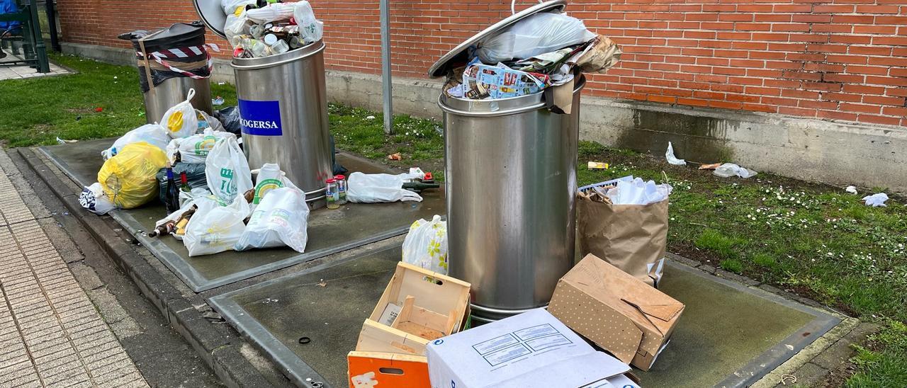 Basura acumulada en contenedores en la calle Fernando Vela, de Oviedo