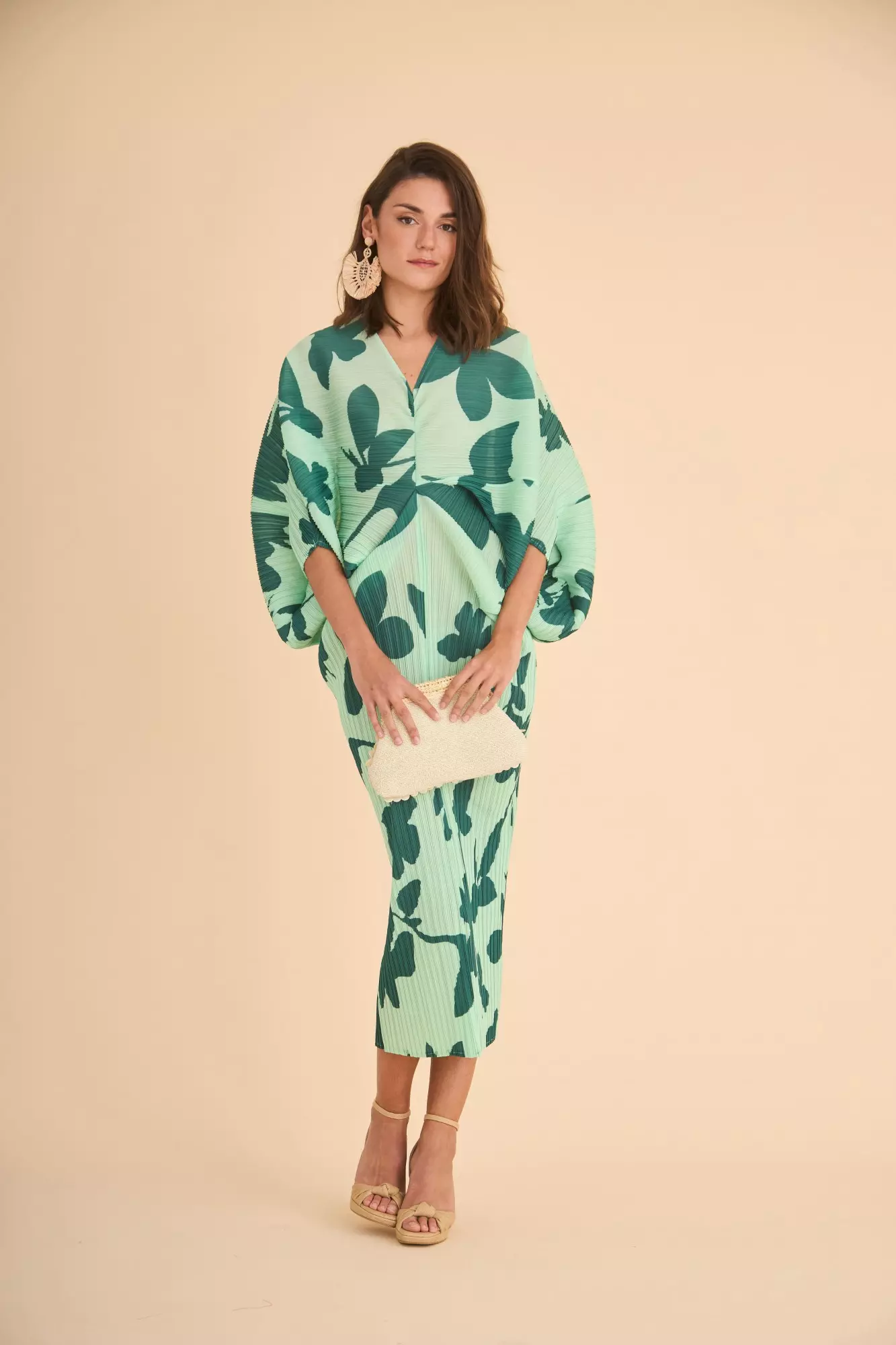 Los vestidos de invitada de primavera que te convertirán en la mejor vestida, sin importar tu edad 12 Moncloa Vestido Leo Verde de Coosy: plisados y flores para un look romántico