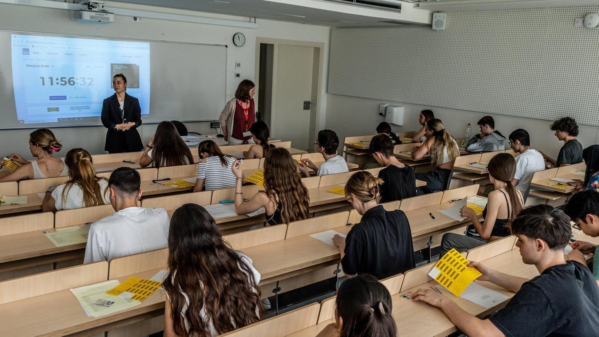 Un grupo de alumnos, realizando la PAU en Barcelona.