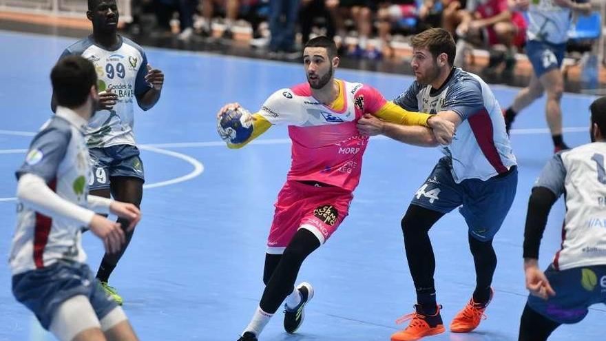 El portugués Rubén Ribeiro, durante una acción del partido de ayer ante el Teucro Pontevedra. // G.Santos