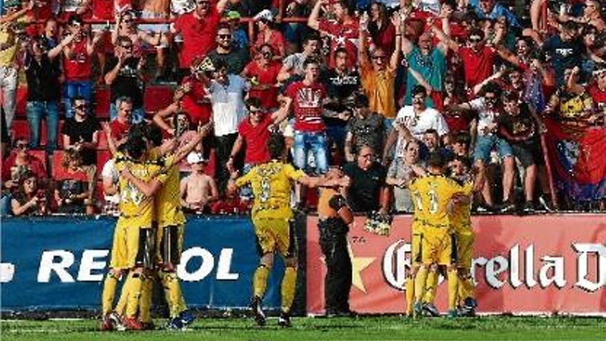 Els jugadors d&#039;Osasuna celebren la victòria davant els aficionats desplaçats fins a Tarragona.