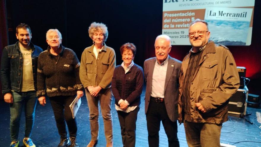Por la izquierda, Marcos Cienfuegos, Montse Garnacho, Belén Alonso, Ana Esther Velázquez, Celso Fernández y Pepe Alba , durante la presentación de la revista. | FIRMA