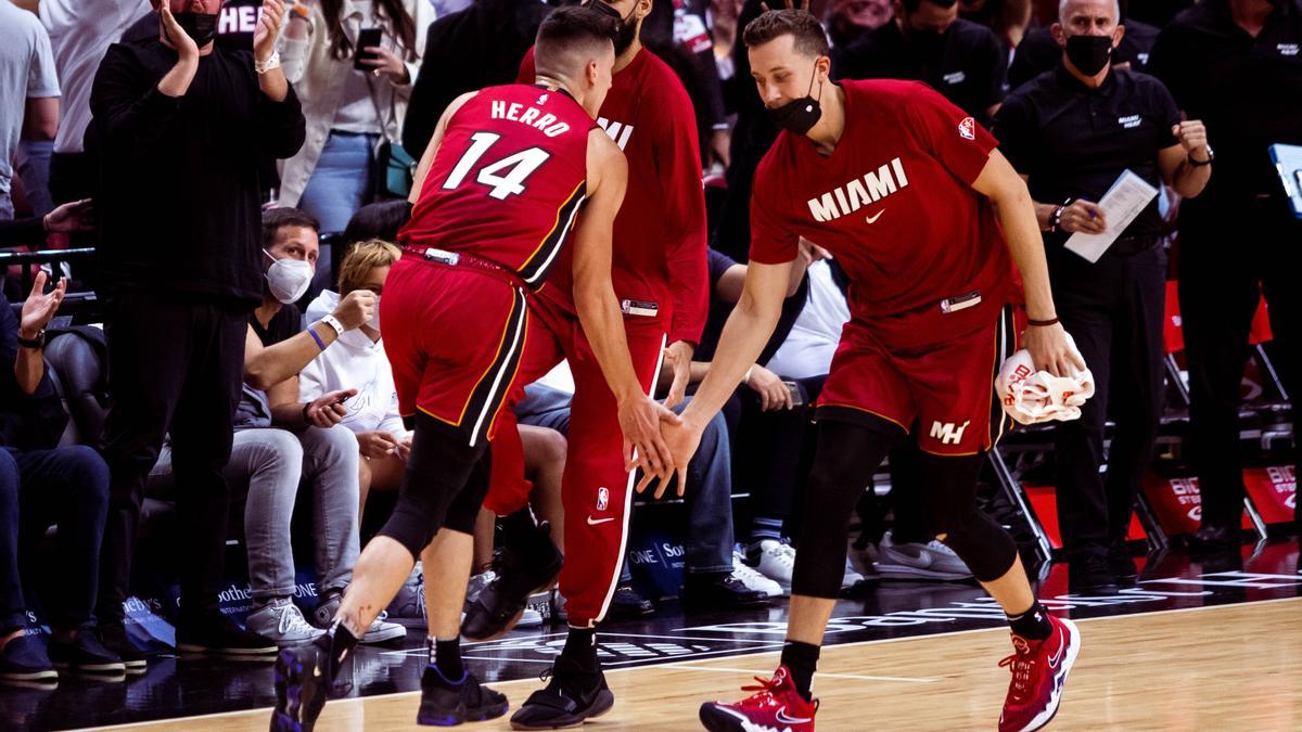 Herro celebra un tanto con el banquillo de los Heat.