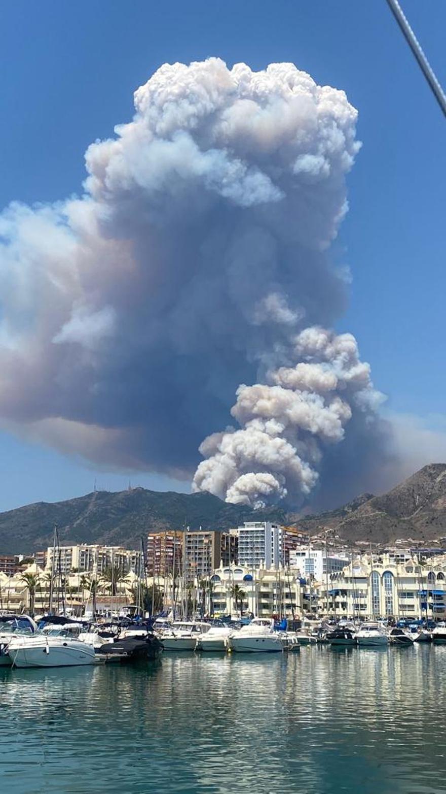 El incendio desde Puerto Marina, en Benalmádena.