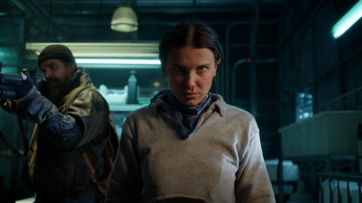 La actriz Millie Bobby Brown (Eleven, en la serie), en primer plano, junto a David Harbour (Jim Hopper), en un capítulo de 'Stranger things'.