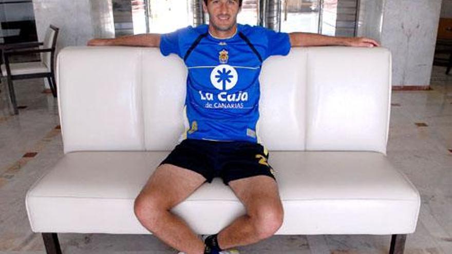 El argentino Diego Herner posa en el hall del hotel Don Gregory, donde está concentrada la UD Las Palmas. i  SANTI BLANCO