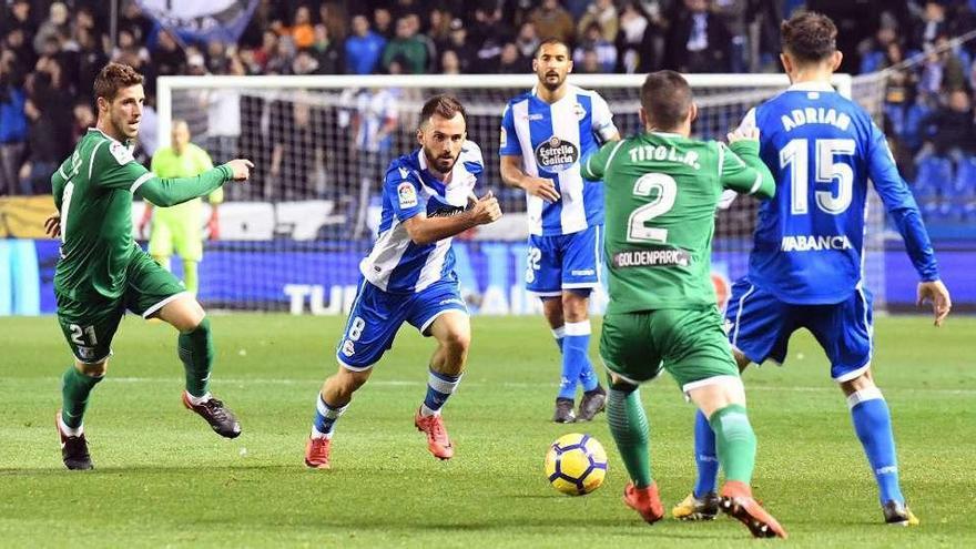 Çolak conduce el balón en el partido de la primera vuelta ante el Leganés.