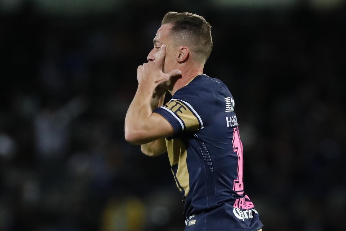 Abraham González, during his time at Pumas