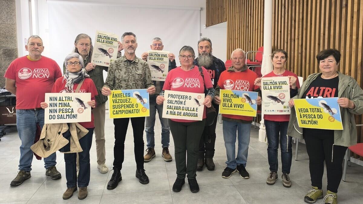 Representantes de asociaciones y colectivos conservacionistas contra la pesca del salmón