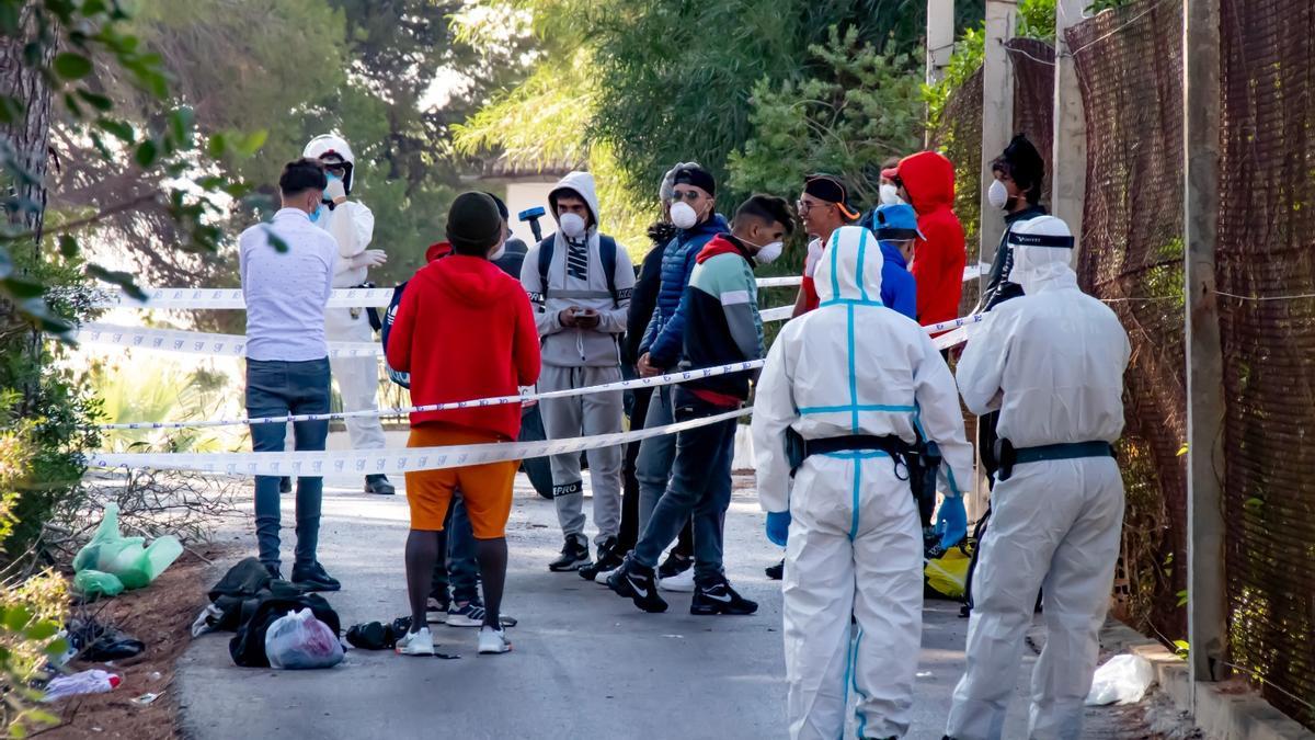 Los inmigrantes llegados el domingo a Moraira en la primera patera