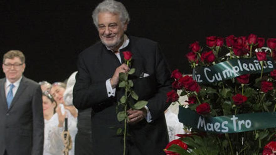 El maestro ha recibido un gran ramo de rosas en el escenario por su 75 cumpleaños.
