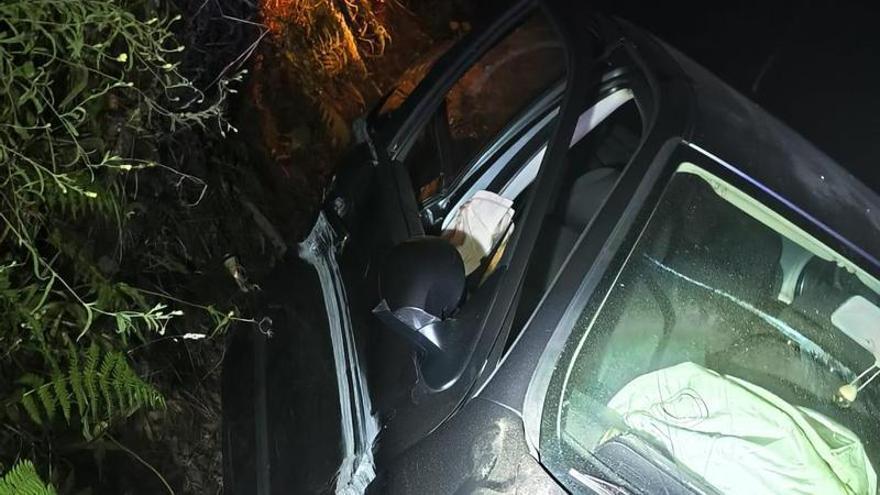 Aparece abandonado un coche en A Fraga, en Moaña, con los airbag disparados y con vertido de aceite
