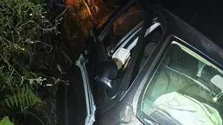 Aparece abandonado un coche en A Fraga, en Moaña, con los airbags disparados y con vertido de aceite