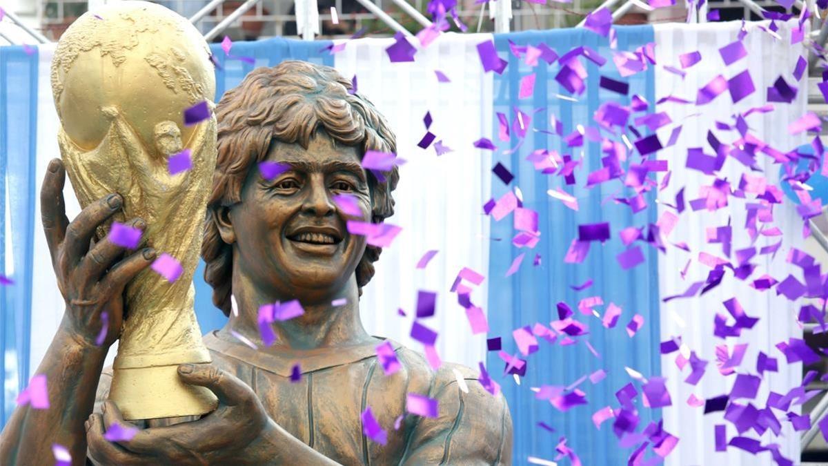 Vista de una escultura del exfutbolista argentino Diego Armando Maradona.