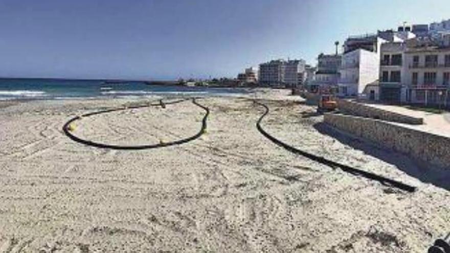 Mit einem Schlauch wird neuer Sand auf die Playa de s&#039;Illot gespritzt (Aufnahme vom Mittwoch 27.3.).