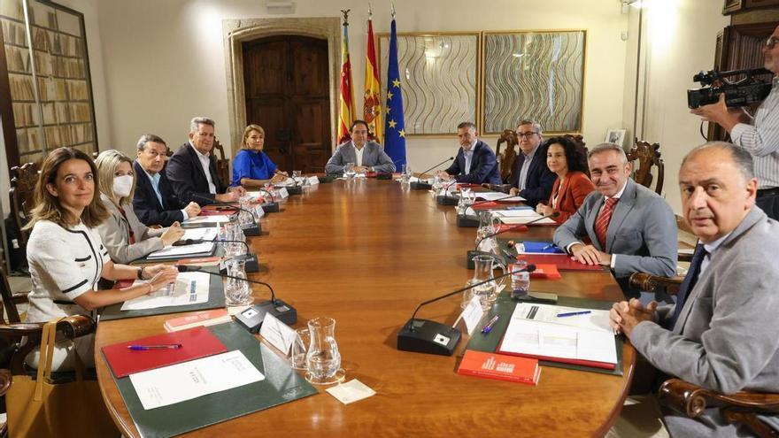 Il Consiglio approva l'aumento di stipendio al personale docente un giorno prima dell'inizio del corso