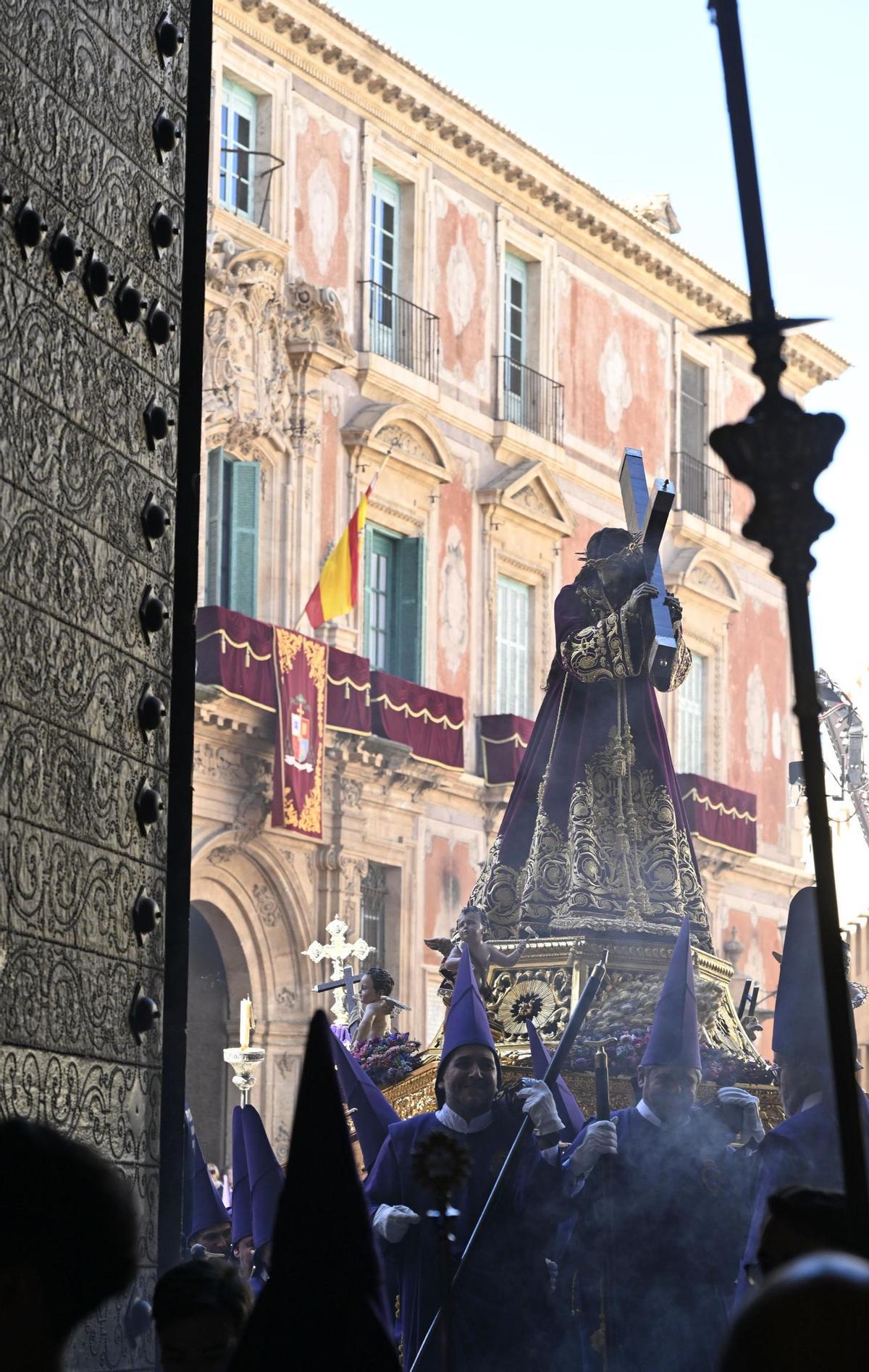 Nuestro Padre Jesús Nazareno es introducido en la Catedral de Murcia en el Viernes Santo 2026.