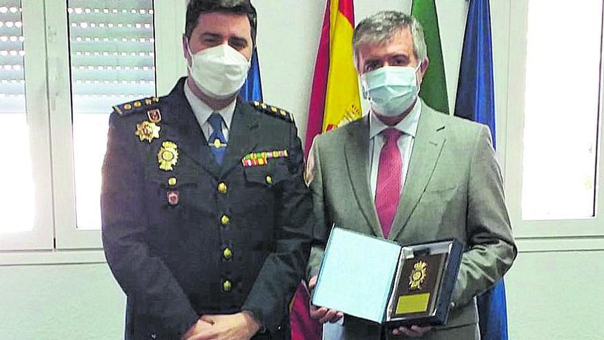 La Policía Nacional homenajea el fiscal jefe en su despedida