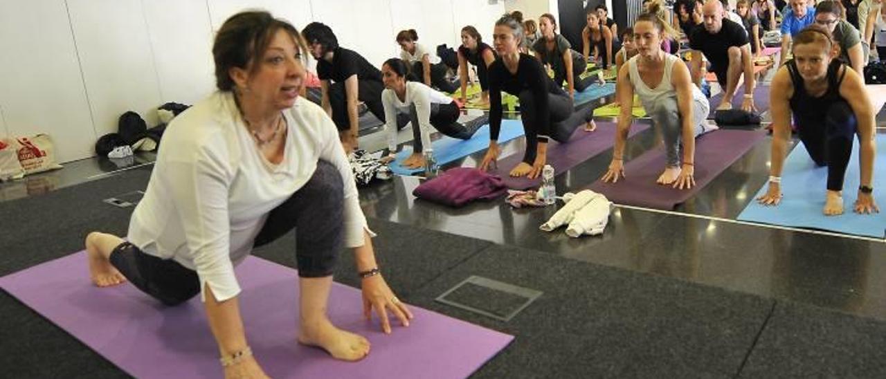 Mayte Criado durante una sesión de yoga en el congreso que ayer se celebró en Elche ante 500 participantes.