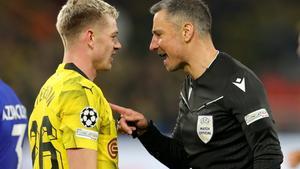 Slavko Vincic, árbitro esloveno que dirigirá la final de Champions, reprende a Julian Ryerson, futbolista del Borussia Dortmund, en los cuartos de Champions. / FRIEDEMANN VOGEL / EFE