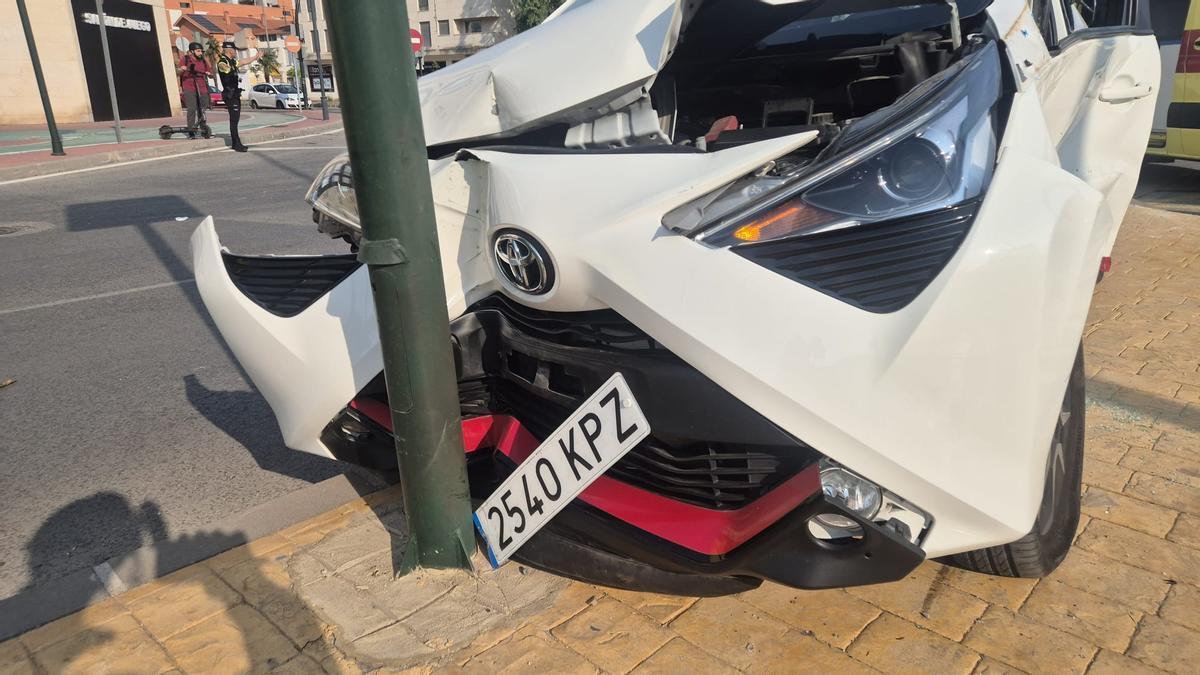 Un coche se estrella contra una farola en las vías del tranvía.