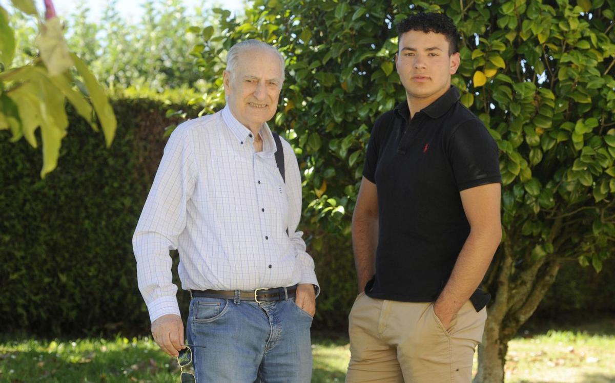 Avelino y su nieto Jorge, el pasado 10 de julio en su casa de Taboada. |   // BERNABÉ/JAVIER LALÍN