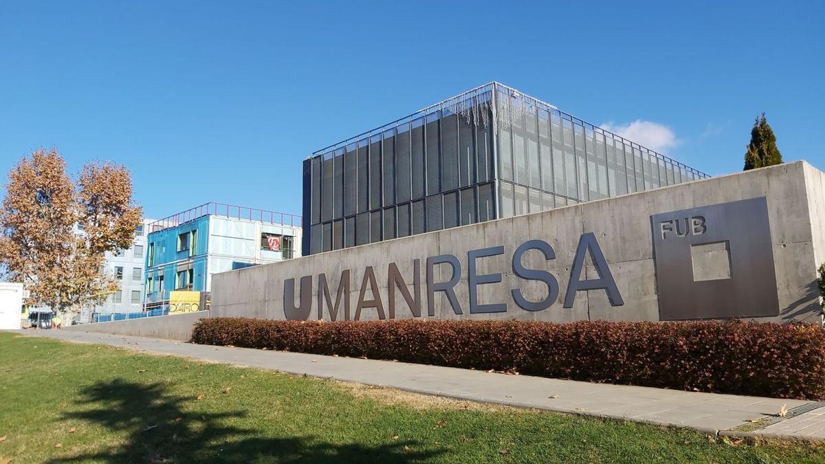 La nova façana de la FUB-UManresa amb el nou edifici, de color blavós | J.M.G.