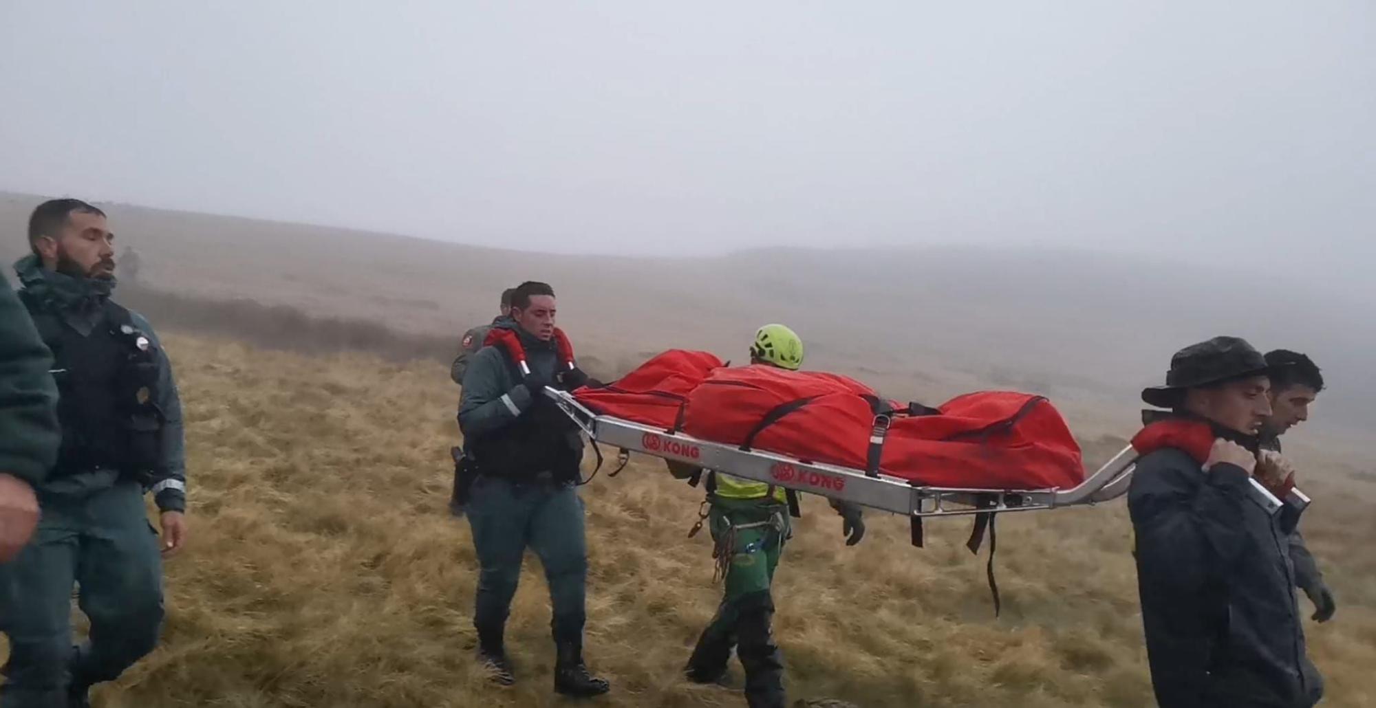 Rescate en la montaña del cuerpo del piloto fallecido