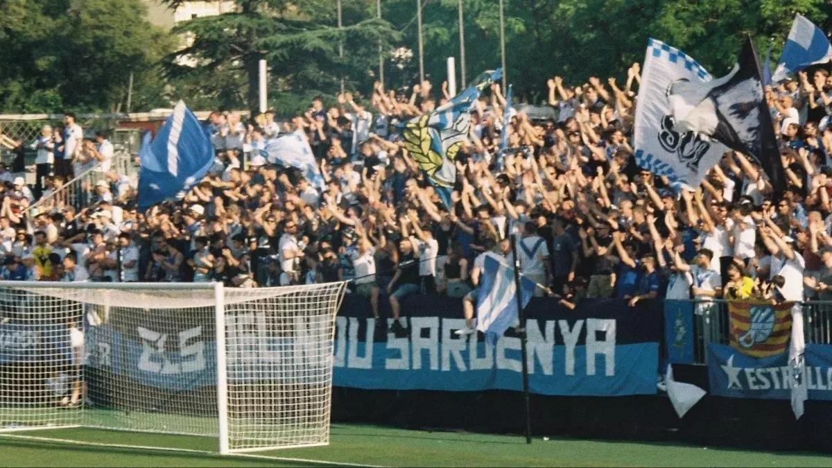 La afición del CE Europa, en un partido de esta temporada en Can Dragó.