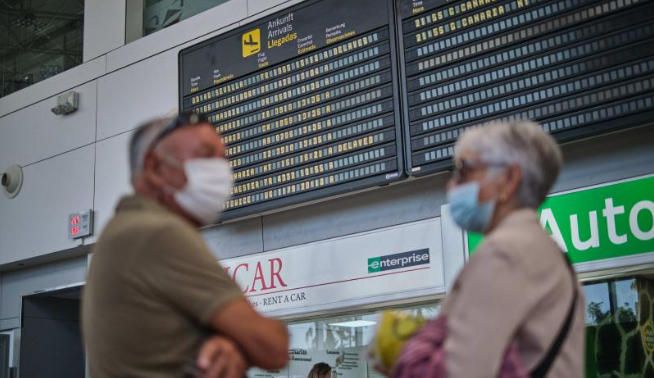 Llegan los primeros turistas a Tenerife.